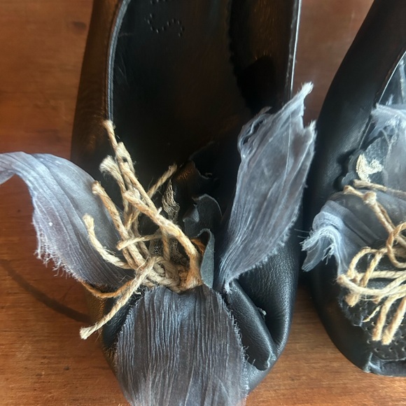 Hispanitas Made in Spain Spanish.3-D floral detail. Leather heels size 39.US 8.5 - Picture 2 of 16